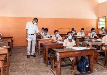 Parakou : un professeur battu par son élève en plein cours.