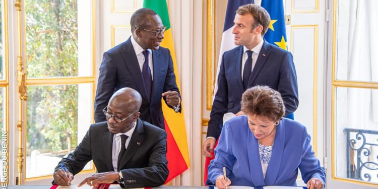 Restitution d’objets pillés par la France : Les 26 œuvres retournent au bercail, le Bénin insatisfait.