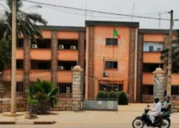 Foire internationale de Parakou : La devanture de la préfecture du Borgou transformée en urinoir.