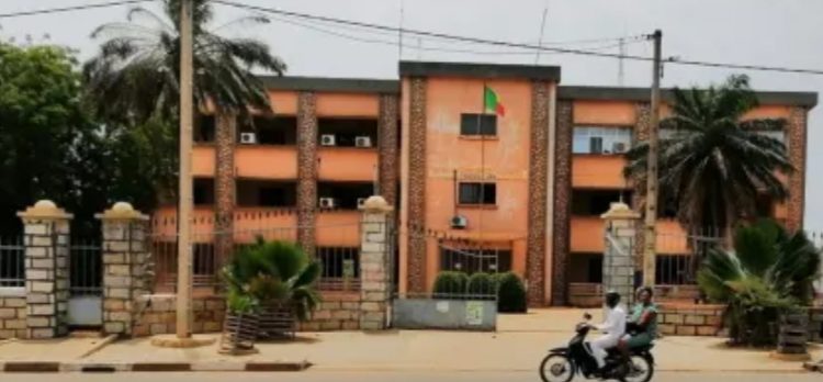 Foire internationale de Parakou : La devanture de la préfecture du Borgou transformée en urinoir.