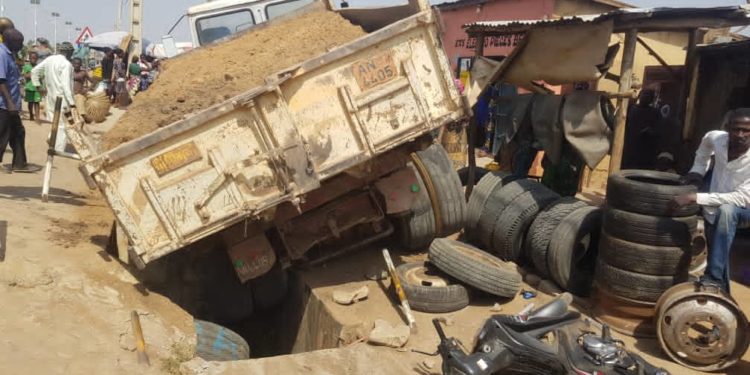 Parakou : Nouvel accident causé par un camion benne.