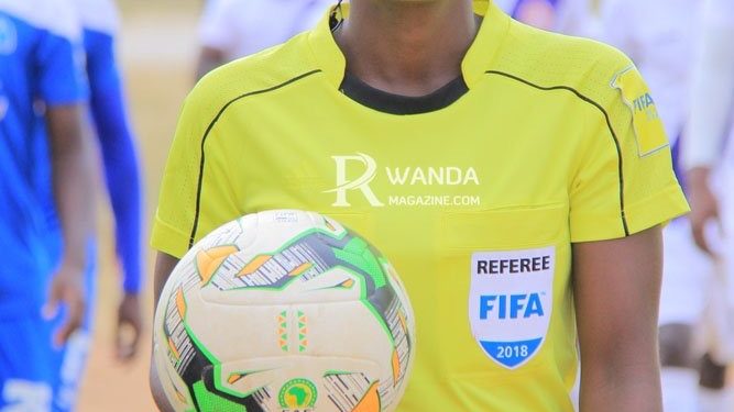 CAN 2022 : La seule femme arbitre est une rwandaise.