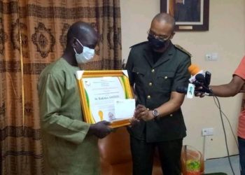 Pour avoir rendu 14 millions à celui qui les a perdus : Le préfet Cissé distingue Baraka Amidou pour son honnêteté.