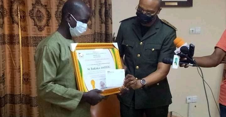 Pour avoir rendu 14 millions à celui qui les a perdus : Le préfet Cissé distingue Baraka Amidou pour son honnêteté.