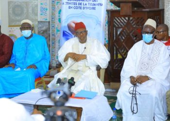 2ème édition de la Wadzifa Internationale : Les sommités de la Tidjaniya autour de Cheick Moustapha Sonta pour prier pour la paix.