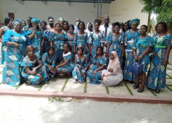 JIF 2022: Réunies autour leur marraine Ella Wama, les “auditrices de l’école de savoir être”, en fête.