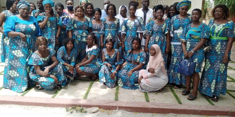 JIF 2022: Réunies autour leur marraine Ella Wama, les “auditrices de l’école de savoir être”, en fête.