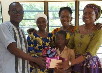 Excellence en milieu scolaire : Houzefath Issifou et l’AEEP priment le brillant élève de Parakou.