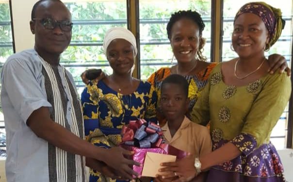 Excellence en milieu scolaire : Houzefath Issifou et l’AEEP priment le brillant élève de Parakou.