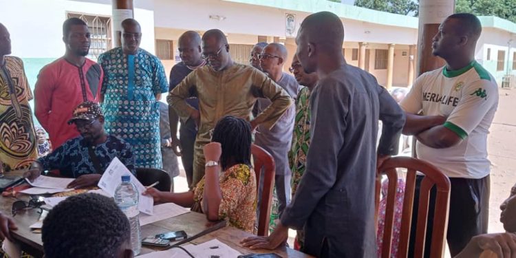 Ravip : Après les séances de sensibilisation dans les ménages, les Engagés du Br de Samou Seïdou Adambi aux côtés du Maire Inoussa Chabi Zimé pour le constat de l’opération.