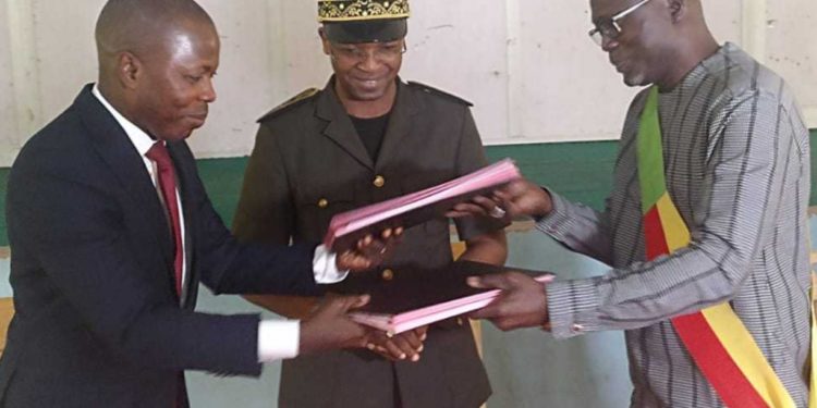 Bénin – Réforme de la décentralisation : Le SE Hyacinthe Elegbede accueilli dans un océan de dossiers opaques.