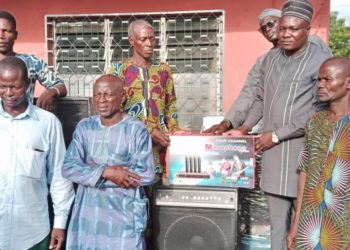 Borgou-Culture : Aziz Koto Chabi Offre les instruments d’orchestres modernes à l’orchestre de Tuko Sari de Ina