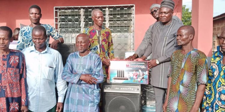 Borgou-Culture : Aziz Koto Chabi Offre les instruments d’orchestres modernes à l’orchestre de Tuko Sari de Ina