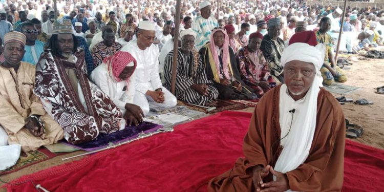 Parakou – Aïd El Kebir : Le préfet Djibril Mama Cissé et Adamou Mama Sambo ont communié avec les fidèles de la place idi de Zongo.