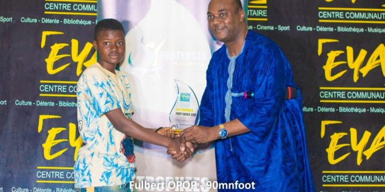 1ère édition des « trophées Foot-euses 229 » : Romance Vinakpon célèbre le football féminin.