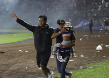 Indonésie : Près de 174 morts suite à des violences survenues après un match de football.