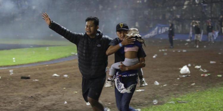 Indonésie : Près de 174 morts suite à des violences survenues après un match de football.