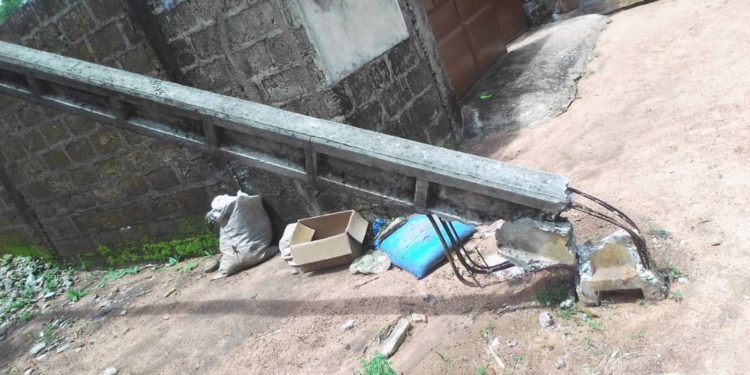 Parakou : Un poteau de la Sbee branlant à Worou Tokorou met les populations en insécurité.