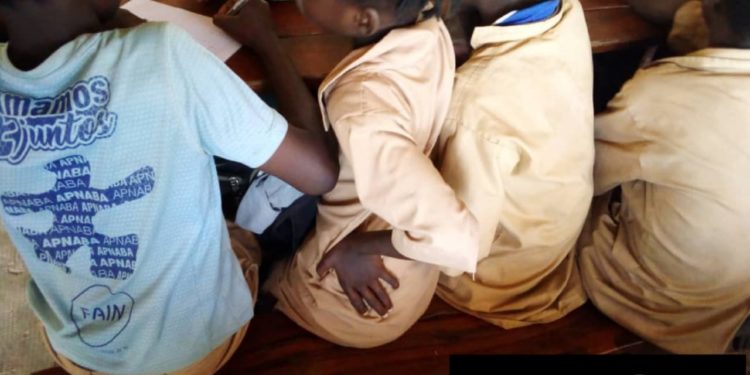 Éducation : Plus de 140 apprenants dans une même salle de classe à Malanville.