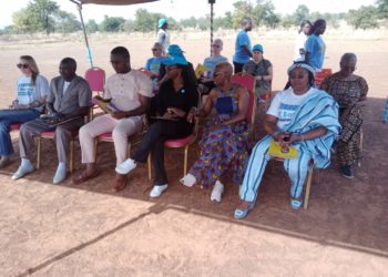 Journée de la Fondation Batonga : La fondatrice Angélique Kidjo communie avec les filles et jeunes femmes de l’Atacora.