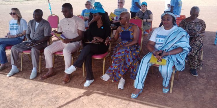 Journée de la Fondation Batonga : La fondatrice Angélique Kidjo communie avec les filles et jeunes femmes de l’Atacora.