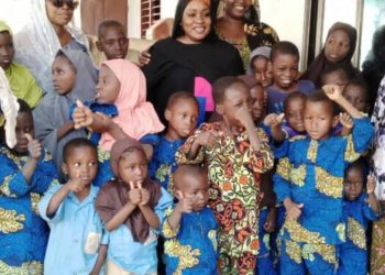 Société : El-hadja Mouminatou SIDI vient en aide aux pensionnaires de l’orphelinat Saabouyo de GRAFEP ONG.