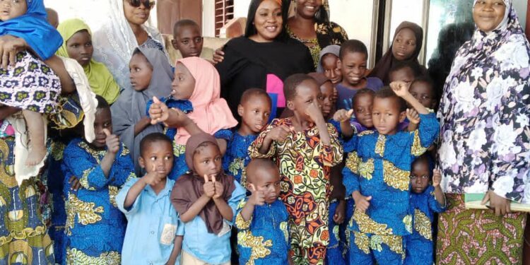 Société : El-hadja Mouminatou SIDI vient en aide aux pensionnaires de l’orphelinat Saabouyo de GRAFEP ONG.