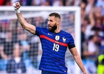 Football : Karim Benzema prend sa retraite internationale.