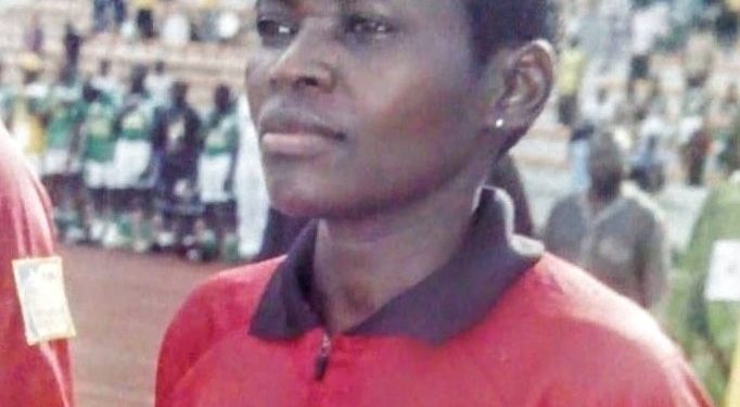 N•7 Hommage aux anciennes gloires : Qui est Mama Babachènè Fati, la première femme arbitre FIFA Béninoise.