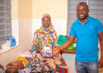 Tchaourou : Fadel Aboubakari aux côtés des enfants patients de l’hôpital Saint Martin de Papané.
