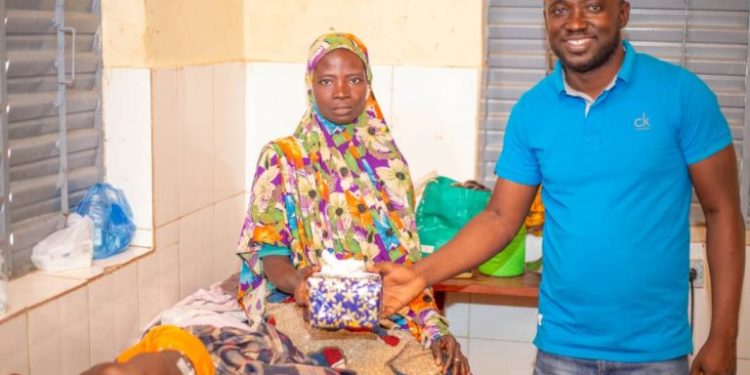 Tchaourou : Fadel Aboubakari aux côtés des enfants patients de l’hôpital Saint Martin de Papané.