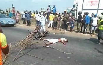 Sèmè Podji : Un policier sauvé in extremis de la main de la population après le décès d’un motocycliste.