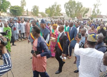 Installation des députés de la 9 ème législature : Après une installation militarisée en catimini en 2019 , le peuple retrouve enfin le chemin de l’Assemblée Nationale.