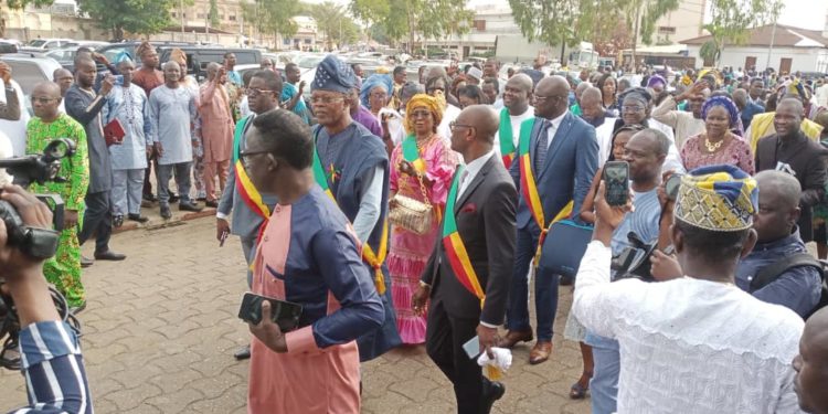 Installation des députés de la 9 ème législature : Après une installation militarisée en catimini en 2019 , le peuple retrouve enfin le chemin de l’Assemblée Nationale.