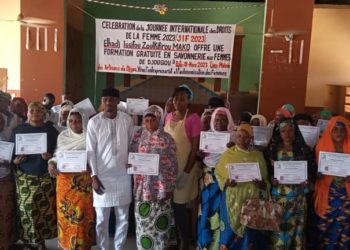 Célébration du 8 mars : El hadj Zoulkifilou Issifou Mako octroie 50 bourses de fabrication de savons aux femmes de Djougou.