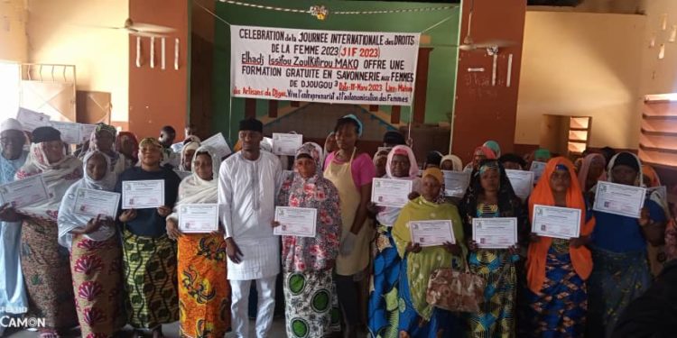 Célébration du 8 mars : El hadj Zoulkifilou Issifou Mako octroie 50 bourses de fabrication de savons aux femmes de Djougou.