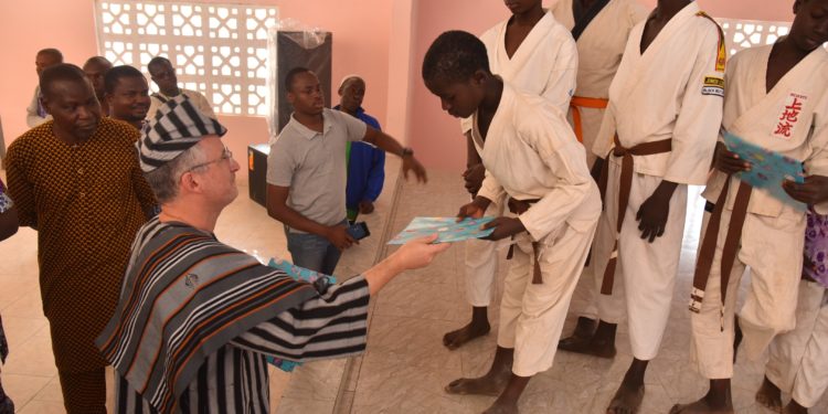 Bénin : En tournée dans le nord, l’Ambassadeur Shukan visite des Projets de Coopération Financés par USA dans l’Alibori.