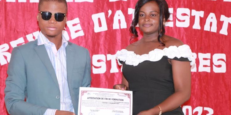 Journal L’Étudiant Noir de l’Université de Parakou : 19 néo-journalistes mis sur le marché de l’emploi( Pari gagné pour le Dp Daniel Kouagou