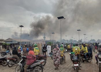 Parakou : L’incendie du marché Zongo maîtrisé après des heures. ( Les pertes évaluées à plusieurs millions).