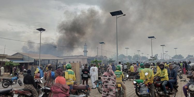 Parakou : L’incendie du marché Zongo maîtrisé après des heures. ( Les pertes évaluées à plusieurs millions).