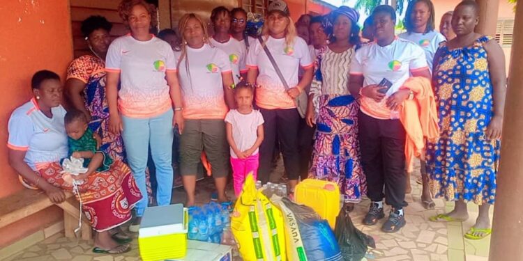 Association femme épanouissement du Bénin : La présidente Diane Beldose Sidi Ali et ses membres au contact des enfants du centre St Camille de Tokan.