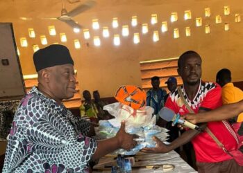 Football à la base : El Hadj Zoulkifilou Issifou Mako appuie 25 clubs de Djougou.