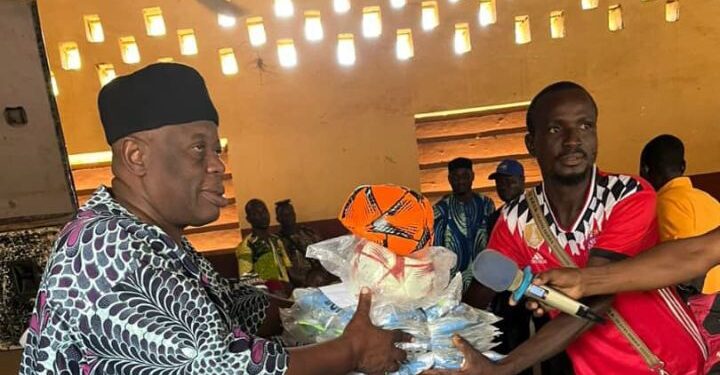 Football à la base : El Hadj Zoulkifilou Issifou Mako appuie 25 clubs de Djougou.