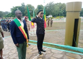 Fête de l’indépendance à Parakou : Le Maire Inoussa Zime Chabi et le Préfet Djibril Mama Cissé main dans la main pour le dépôt de gerbe.