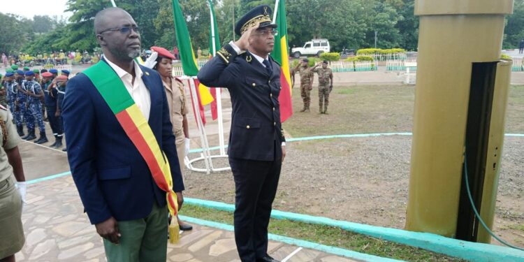 Fête de l’indépendance à Parakou : Le Maire Inoussa Zime Chabi et le Préfet Djibril Mama Cissé main dans la main pour le dépôt de gerbe.