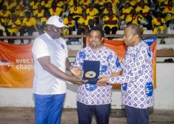 Handball : Sidikou Karimou récompensé par Mansourou Aremou de la CAHB.