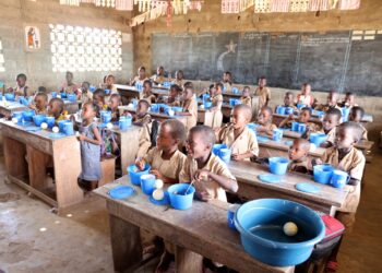 60 ans du Programme alimentaire mondial : Le staff du PAM Bénin régale les élèves de Condji-Agnamè à Athiémé.