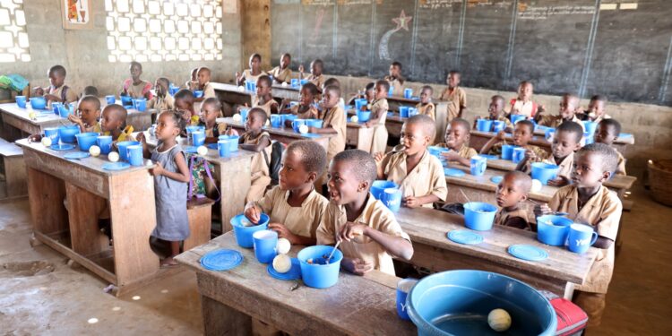 60 ans du Programme alimentaire mondial : Le staff du PAM Bénin régale les élèves de Condji-Agnamè à Athiémé.