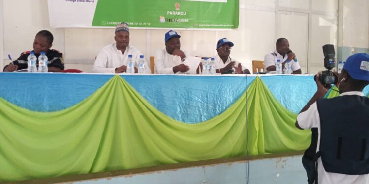 Les premiers Gestes qui Sauvent : Samou Seidou Adambi et l’ONG Change Global Word sensibilisent les conducteurs à 2 et 4 roues de Parakou.