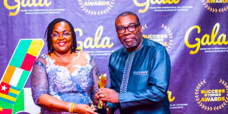 6 ème édition des Success Stories Awards : Ella Wama Directrice Pays Fondation Batonga Bénin distinguée Meilleure leadership féminin 2023.